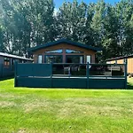 Laburnum Lodge With Hot Tub