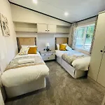 Laburnum Lodge With Hot Tub
