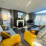 Laburnum Lodge With Hot Tub