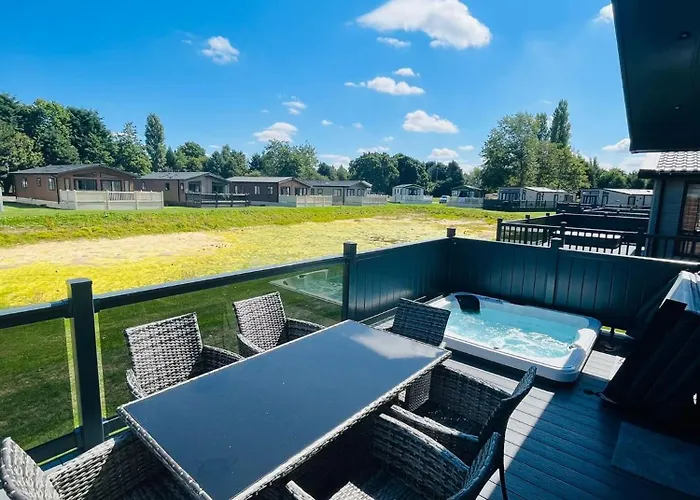Laburnum Lodge With Hot Tub