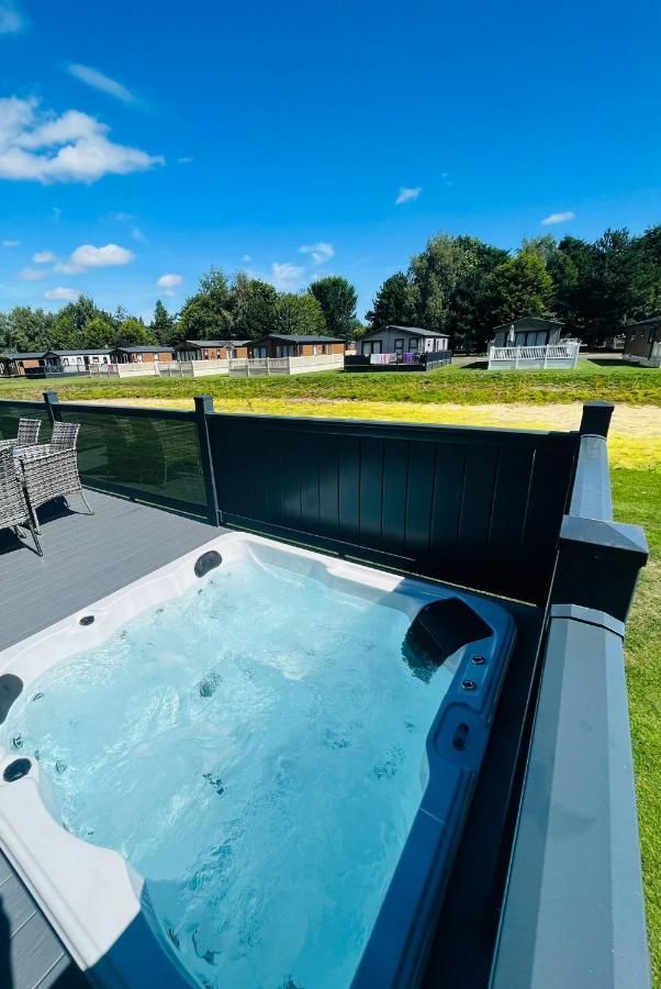 Laburnum With Hot Tub *